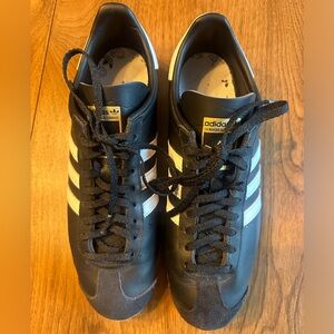 Men’s Adidas tennis shoes.